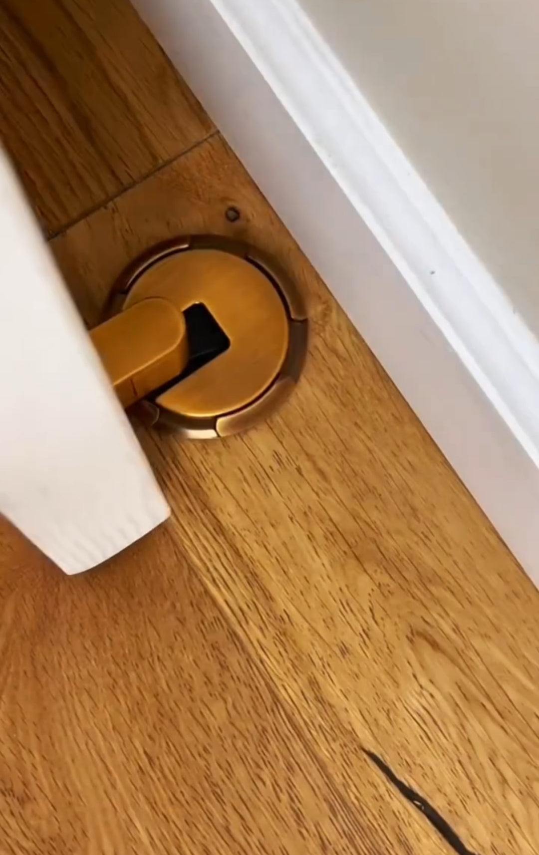 No-drill door stopper, new windproof silent floor suction, mechanical windproof minimalist glass door invisible floor suction, push-press door stop.